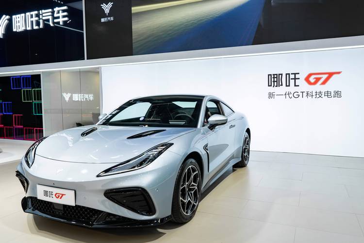 重庆北碚区阳维志企业管理咨询哪吒汽车在智能汽车领域的表现，领途汽车在新能源汽车市场中的影响力